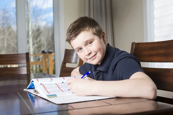 Ragazzo che fa i compiti a casa — Foto Stock