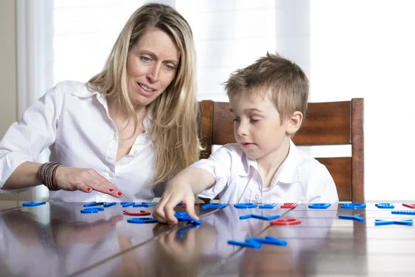 Mãe e filho em casa brincam juntos . — Fotografia de Stock