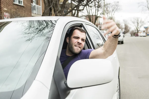 彼の車を持つ若きオーナー男 — ストック写真