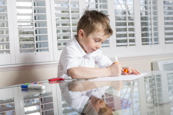 Kleine jongen trekt — Stockfoto