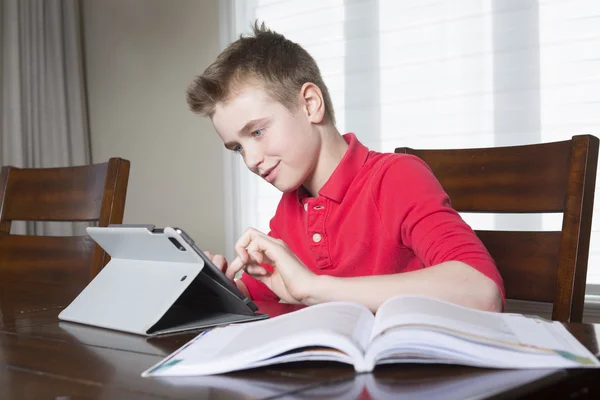 Мальчик делает уроки дома — стоковое фото