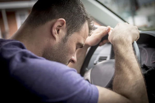 Junger Besitzer mit seinem Auto — Stockfoto