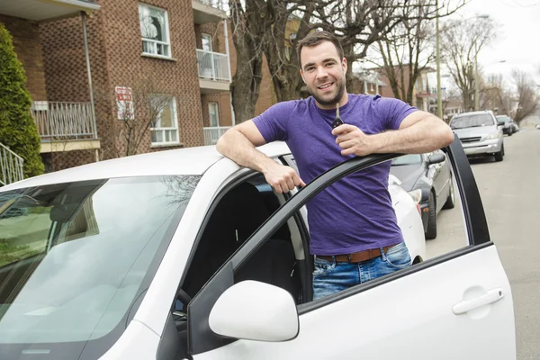 Junger Besitzer mit seinem Auto — Stockfoto