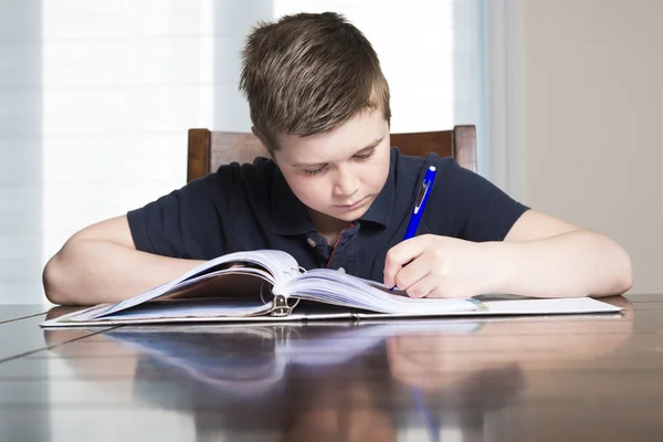 Garçon faire ses devoirs à la maison — Photo