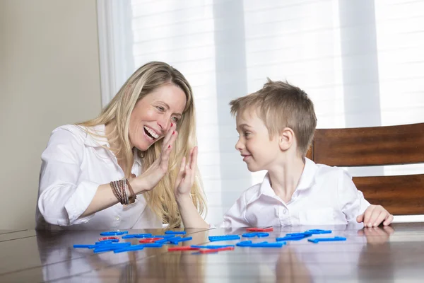 Madre e hijo en casa juegan juntos . —  Fotos de Stock