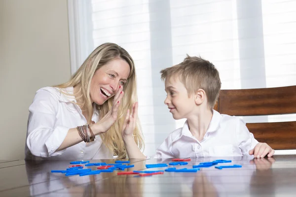 Mãe e filho em casa brincam juntos . — Fotografia de Stock