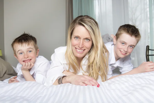 Moeder en twee zoon ontspannen samen In Bed — Stockfoto