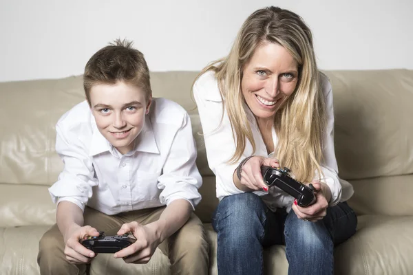 Mother and child playing a video game — Stock Photo, Image