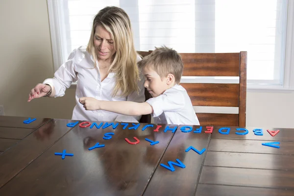 Madre e hijo en casa juegan juntos . —  Fotos de Stock