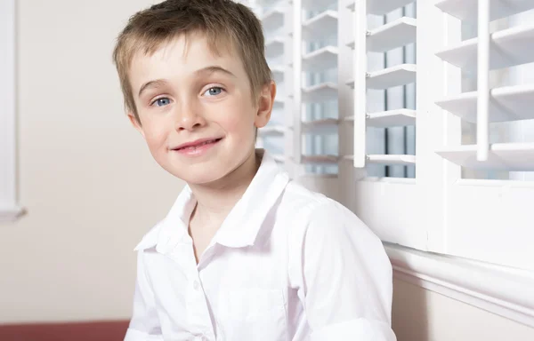 Niño de cinco años en casa —  Fotos de Stock