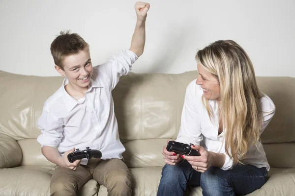 Madre e hijo jugando un videojuego — Foto de Stock