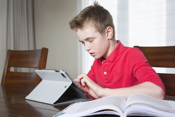 Garçon faire ses devoirs à la maison — Photo