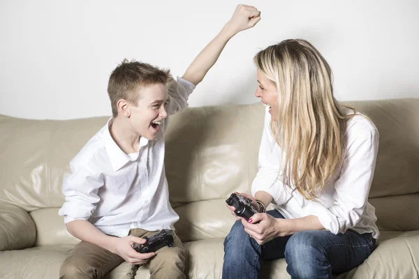 Äiti ja lapsi pelaavat videopeliä — kuvapankkivalokuva