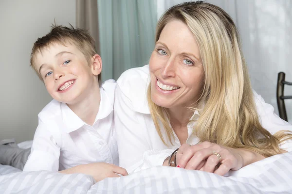 Moeder en zoon ontspannen samen in bed — Stockfoto