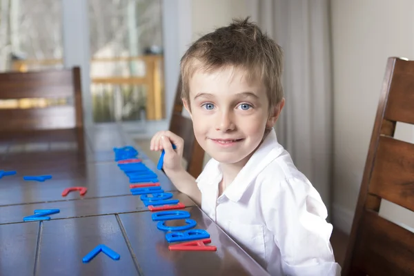 少年の家の文字の学習 — ストック写真