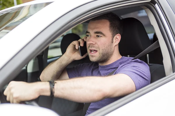 Junger Besitzer mit seinem Auto — Stockfoto