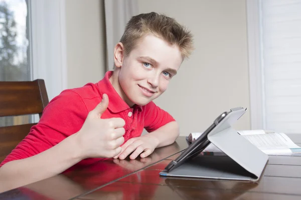 Garçon faire ses devoirs à la maison — Photo