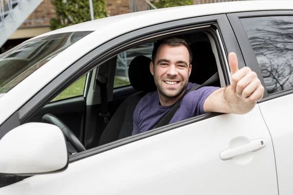 Junger Besitzer mit seinem Auto — Stockfoto