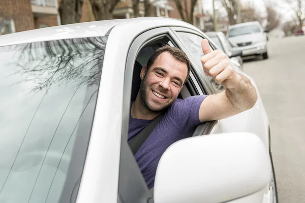 Junger Besitzer mit seinem Auto — Stockfoto