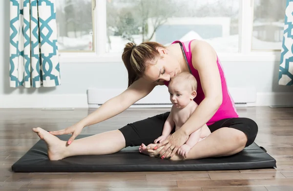 Madre con niño haciendo ejercicios de fitness — Foto de Stock
