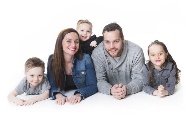 Aantrekkelijk portret van jonge gelukkige familie op witte achtergrond — Stockfoto