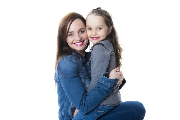 Mooie jonge moeder met mooie dochtertje — Stockfoto