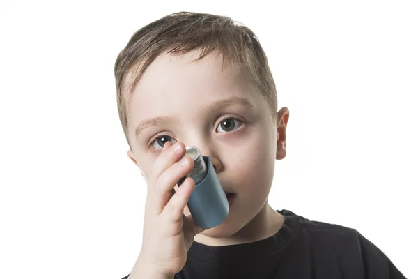 4 jaar oude jongen inhaleert zichzelf op een witte achtergrond — Stockfoto