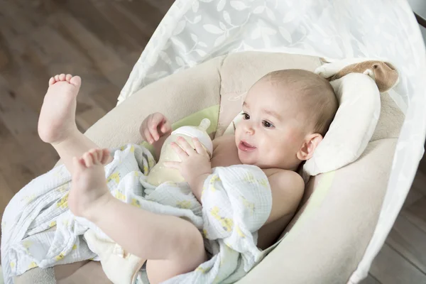 Bébé à l'intérieur de la maison avoir du bon temps — Photo