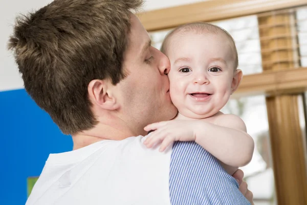 Young daddy holding his son in  arms — Stock Photo, Image