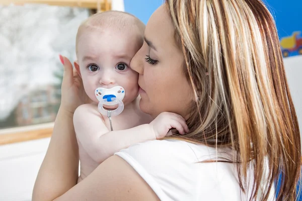 Foto van gelukkig moeder met schattige baby — Stockfoto