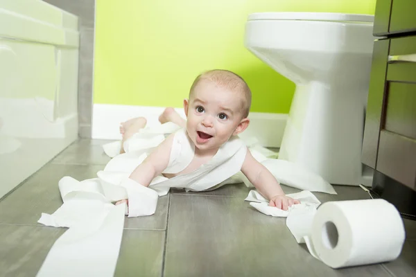 Toddler merobek tisu toilet di kamar mandi — Stok Foto