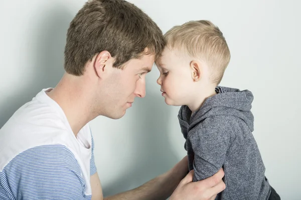 Zoon met vader voorhoofd toe te — Stockfoto