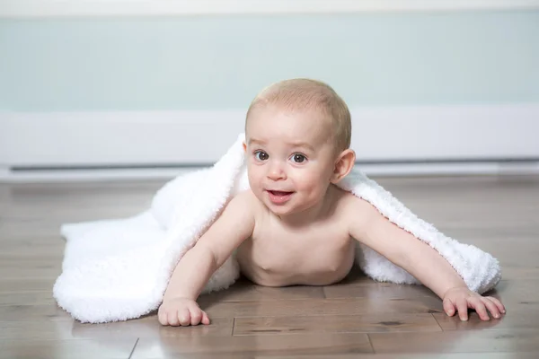 Bébé en couche couverte de serviette, dans sa maison — Photo