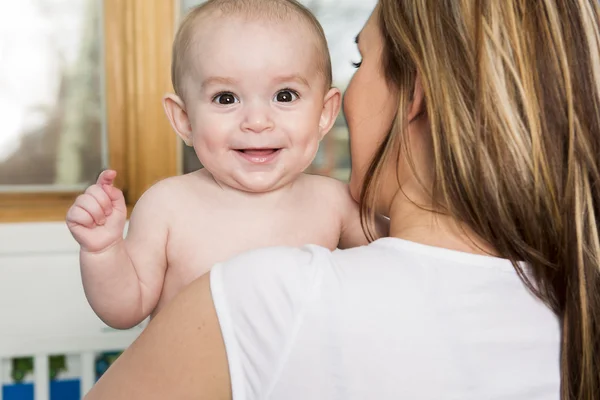 Imagen de la madre feliz con el bebé adorable —  Fotos de Stock