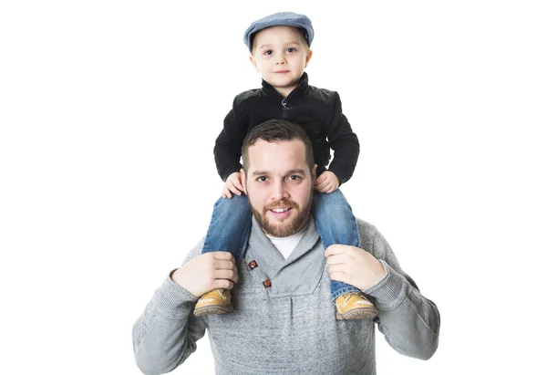 Vader met zijn zoon op de schouders - geïsoleerd op een witte achtergrond — Stockfoto
