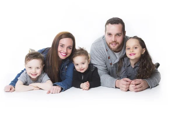 Aantrekkelijk portret van jonge gelukkige familie op witte achtergrond — Stockfoto