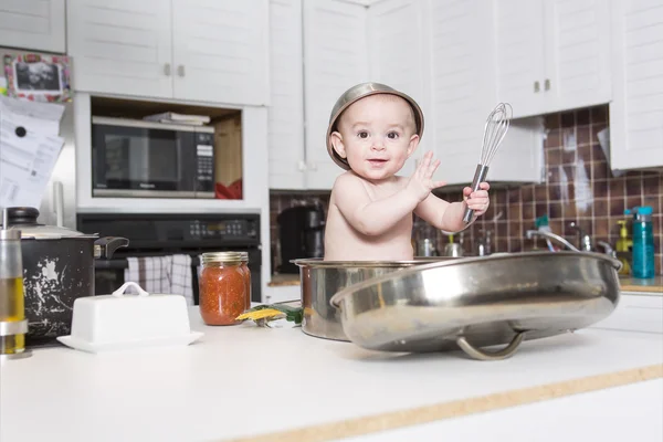 Adorable bebé cocina en la cocina — Foto de Stock