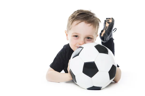 Roztomilý chlapec drží fotbalový míč izolovaných na bílém pozadí. Fotbal — Stock fotografie