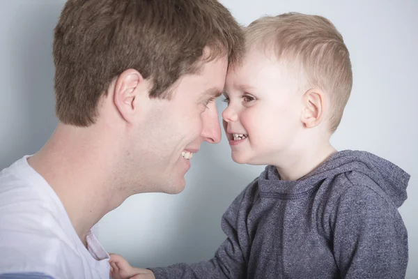 Son with father forehead to — Stock Photo, Image