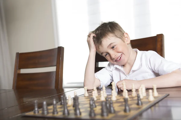 Çocuk evde satranç oynuyor. — Stok fotoğraf