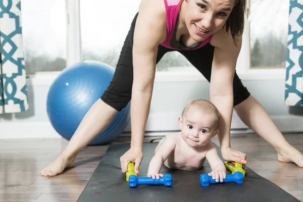 Madre con niño haciendo ejercicios de fitness — Foto de Stock
