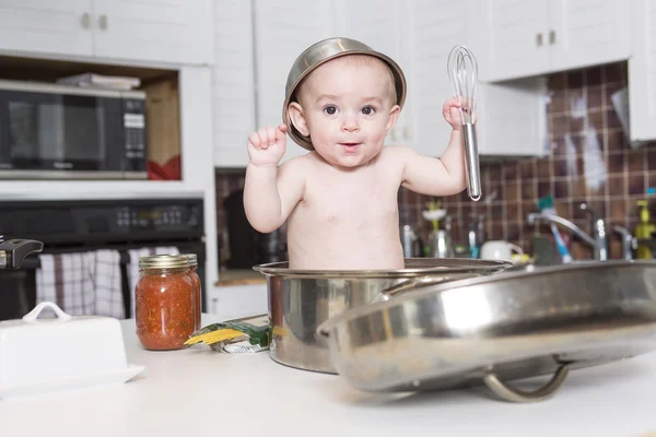 Adorable bebé cocina en la cocina — Foto de Stock