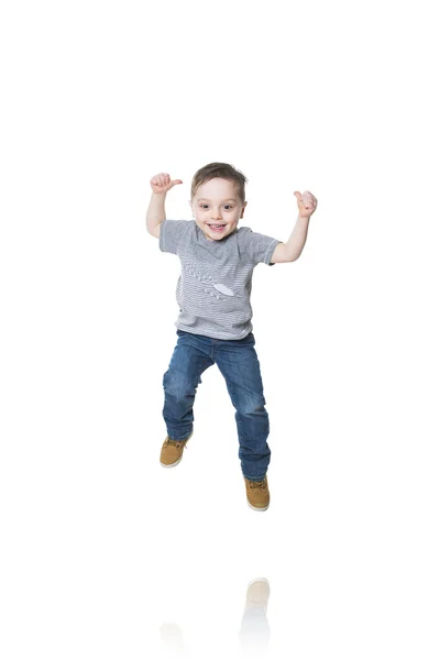 Niño pequeño saltando en el aire — Foto de Stock