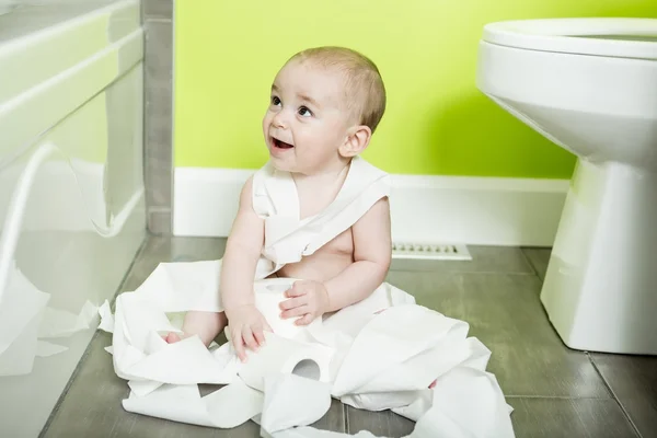 幼児リッピングアップトイレ紙でバスルーム — ストック写真