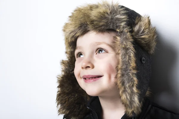 Ребенок в меховой шляпе мода случайный зимний стиль маленький мальчик — стоковое фото