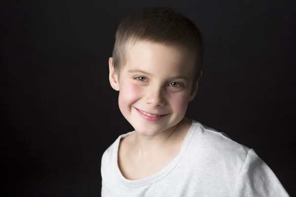 Πορτρέτο χαμογελαστό αγόρι από οκτώ χρόνια. — Φωτογραφία Αρχείου