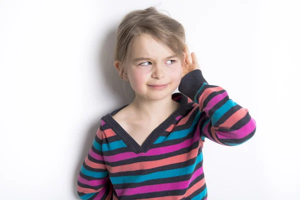 Милий веселий портрет маленької дівчинки, ізольований на сірому фоні — стокове фото