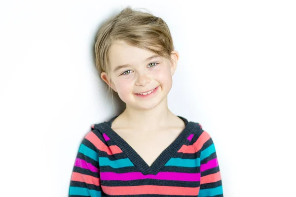 Lindo retrato alegre niña, aislado sobre fondo gris — Foto de Stock