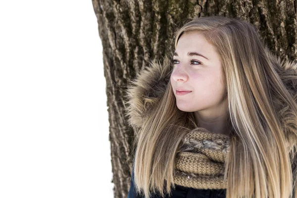 Aantrekkelijke jonge vrouw in de winter outdoor — Stockfoto