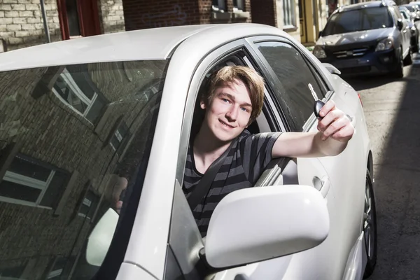 Adolescente menino e novo motorista ao volante de seu carro — Fotografia de Stock